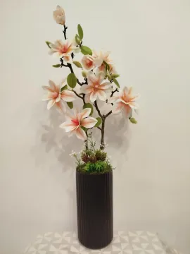 Barackos – fehér magnólia, fekete bordázott vázában