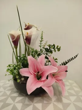 Rózsaszín liliom és lilás fehér kála, lapos kerámia kaspóban