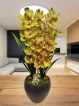 Élethű zöld cimbidium orchidea lakásdekor, szürke elegáns kaspóban