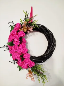 Egyedi, elegáns ajtókopogtató, sötét rózsaszín szappanrózsákkal