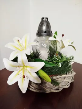 Vesszőkoszorú alapon fehér liliommal és üvegmécsessel