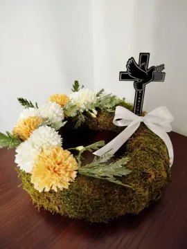 Mohakoszorú alapon, krizántémok, egyedileg készült kereszttel.