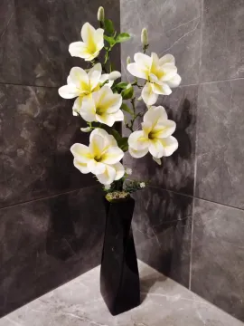 Sárgásfehér magnólia fekete csavart vázában