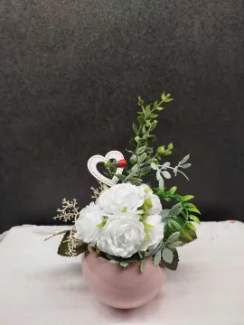 Kézműves virágdekoráció, szív díszítéssel