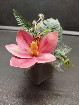 Mini kézműves asztaldísz – rózsaszín orchideával és zöld levelekkel