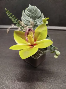 Mini kézműves asztaldísz – zöld orchideával és zöld levelekkel