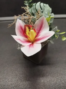 Mini kézműves asztaldísz – rózsaszín-fehér orchideával és zöld levelekkel