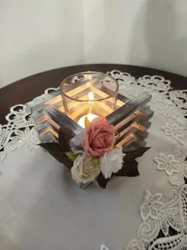 Kézműves fa mécsestartó, művirág rózsákkal, mécsessel