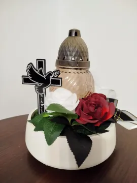 Kézműves kegyeleti dísz, üvegmécsessel, egyedileg készült felirattal