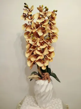 Egyedi kézműves orchidea művirág, elegáns fehér vázában