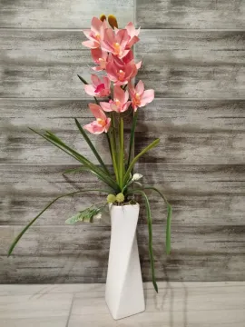 Rózsaszín cymbidium, csavart fehér vázában