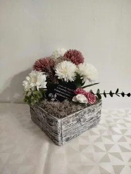 Kegyeleti dekoráció kőkasóban egyedi felirattal