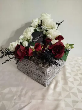 Kegyeleti dekoráció kőkasóban egyedi felirattal