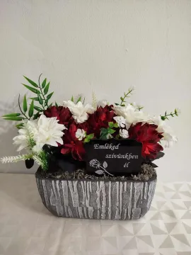 Kegyeleti dekoráció kőkasóban egyedi felirattal