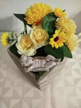 Kegyeleti dekoráció kőkasóban, angyalkával