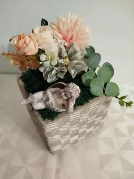 Kegyeleti dekoráció kőkasóban, angyalkával