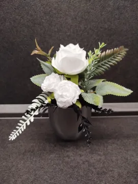 Fehér rózsás kézműves dekoráció, fekete mohával, ezüst kaspóban