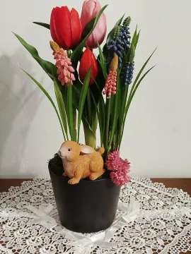 Tavaszi kézműves asztaldísz ülő nyuszival